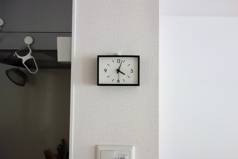 賃貸でもできた】無印良品の駅の時計をセリアのミニフックを使って壁掛けしました | Migaru-Days