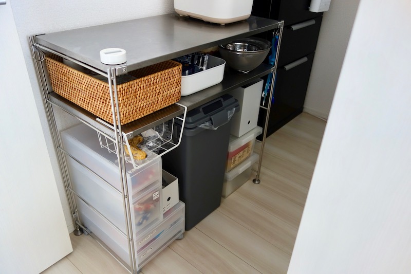 狭いキッチン】無印良品のステンレスユニットシェルフを棚として使っ 